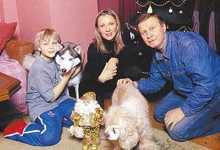 Елена Яковлева с семьёй