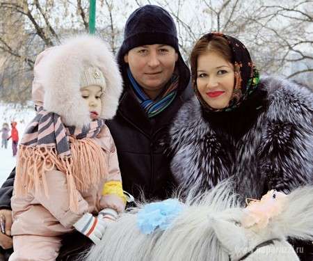 Актер Станислав Дужников с женой и дочкой