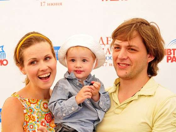 Актриса Наталья Лесниковская с мужем и старшим сыном