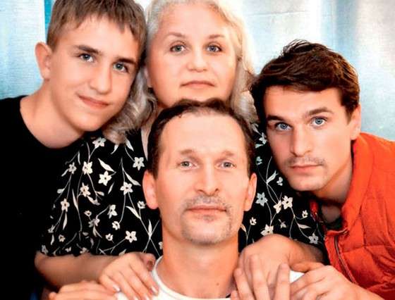 Актер Иван Добронравов с семьей: братом, мамой и отцом
