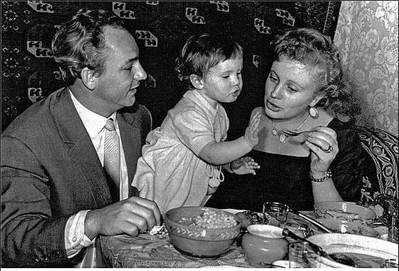 Николай Рыбников с супругой Аллой Ларионовой и дочкой